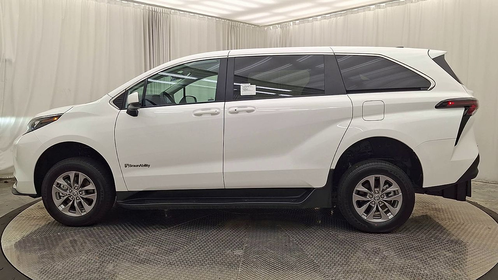 Used 2026 Toyota Sienna LE FWD image 11