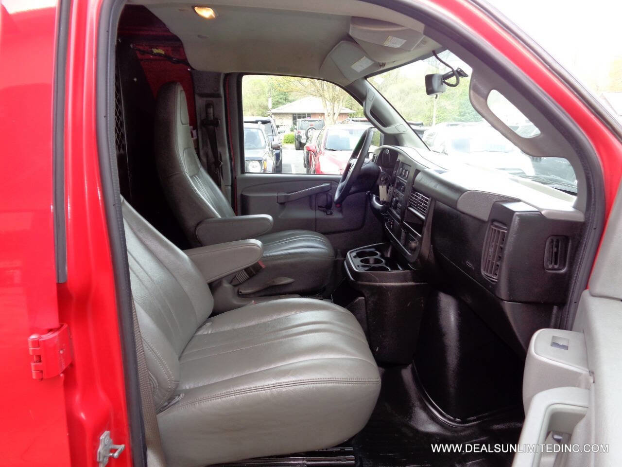 Used 2017 Chevrolet Express 2500 RWD image 27
