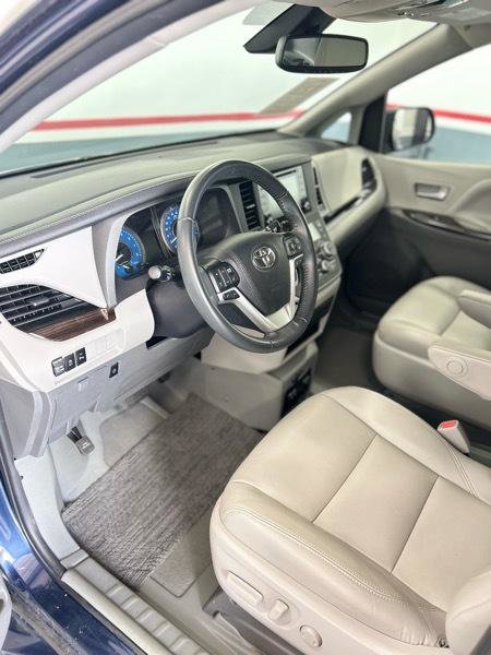 Used 2020 Toyota Sienna XLE w/ XLE Navigation Package image 27