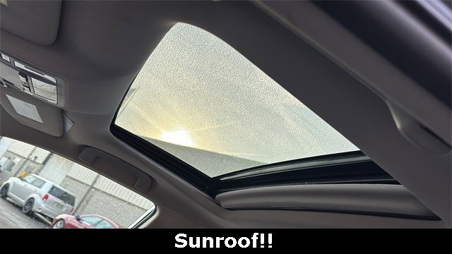 Used 2017 Toyota Avalon XLE Premium image 3