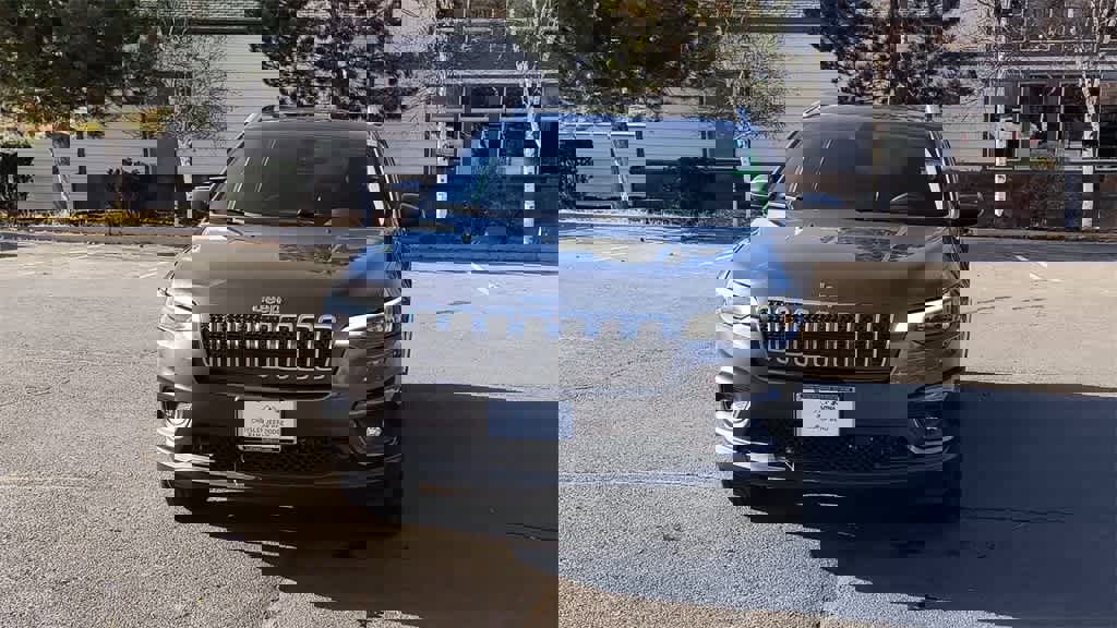 Used 2019 Jeep Cherokee Latitude Plus w/ Comfort/Convenience Group image 4