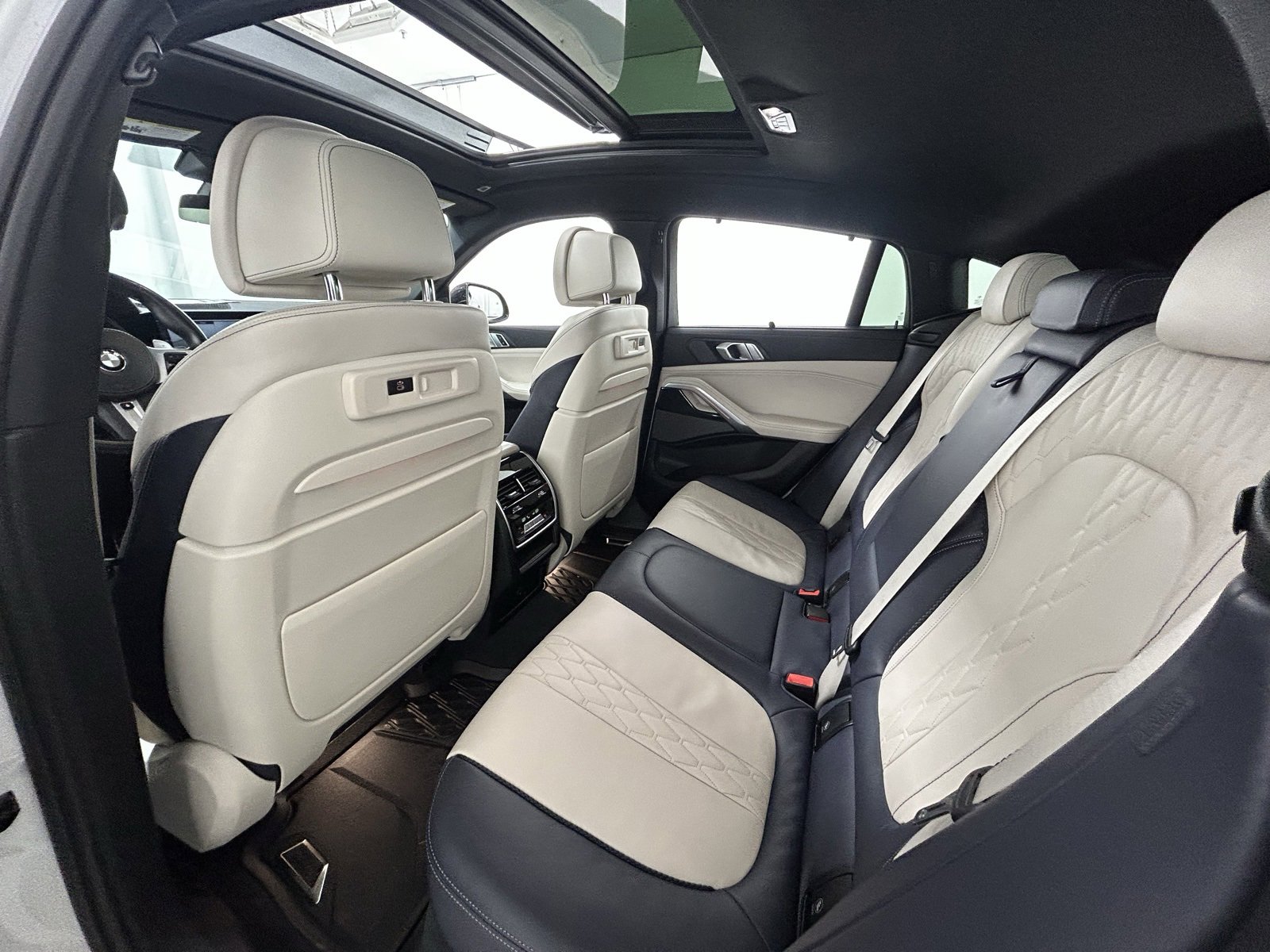 Used 2023 BMW X6 M50i w/ Executive Package image 32