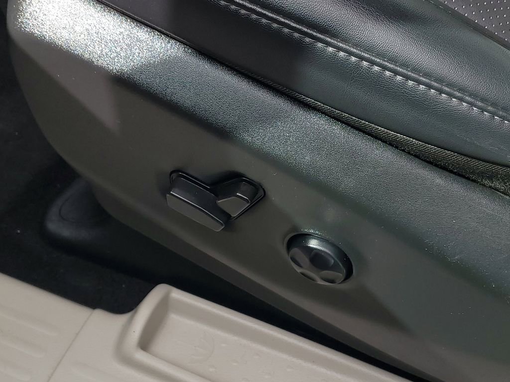 Used 2024 Chrysler Pacifica Touring-L image 8