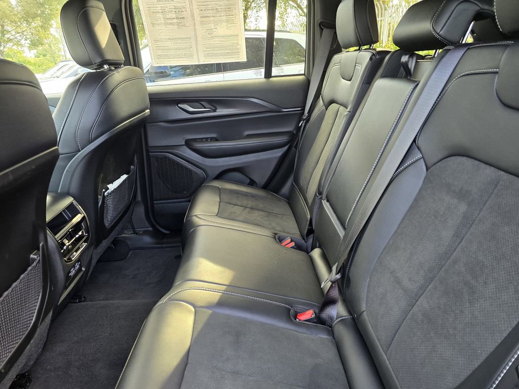 Used 2025 Jeep Grand Cherokee Altitude image 15