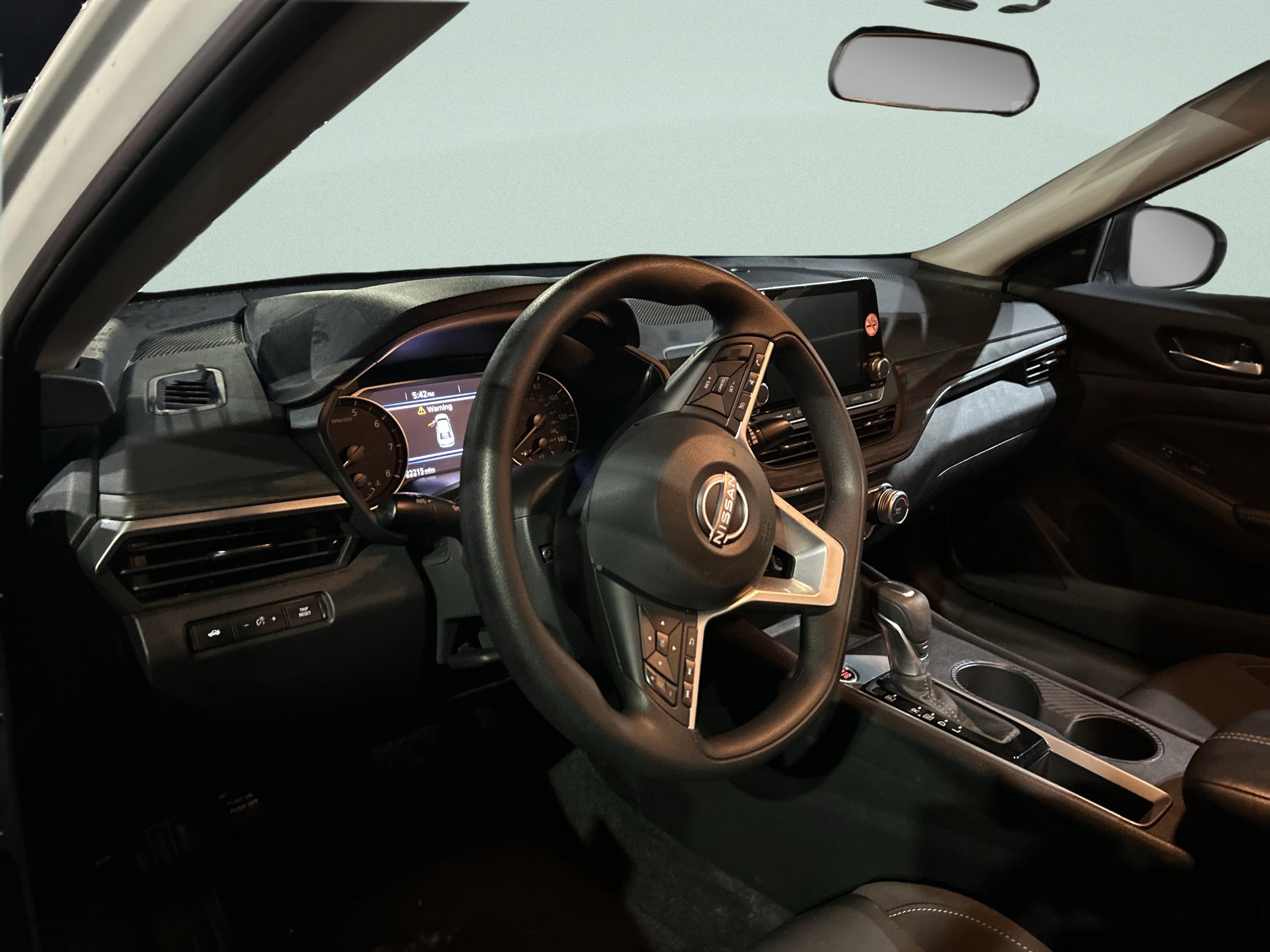 Used 2025 Nissan Altima 2.5 SV FWD image 13