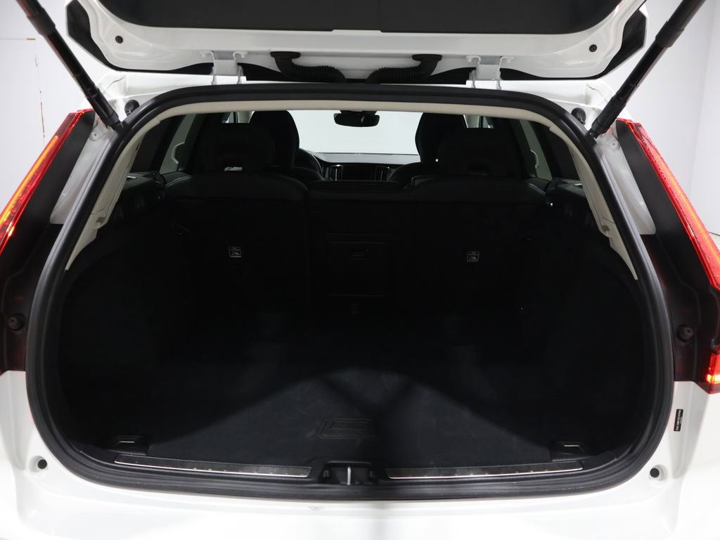 Used 2025 Volvo V60 B5 Cross Country Plus image 4