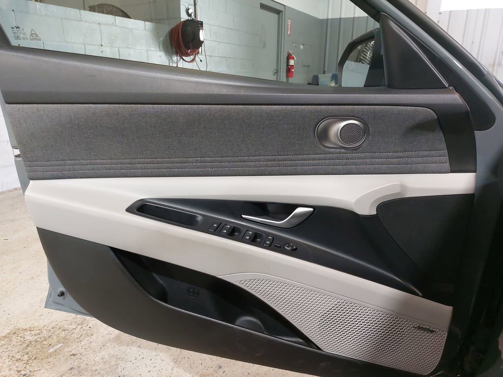 Used 2023 Hyundai Elantra Limited w/ Cargo Package image 28