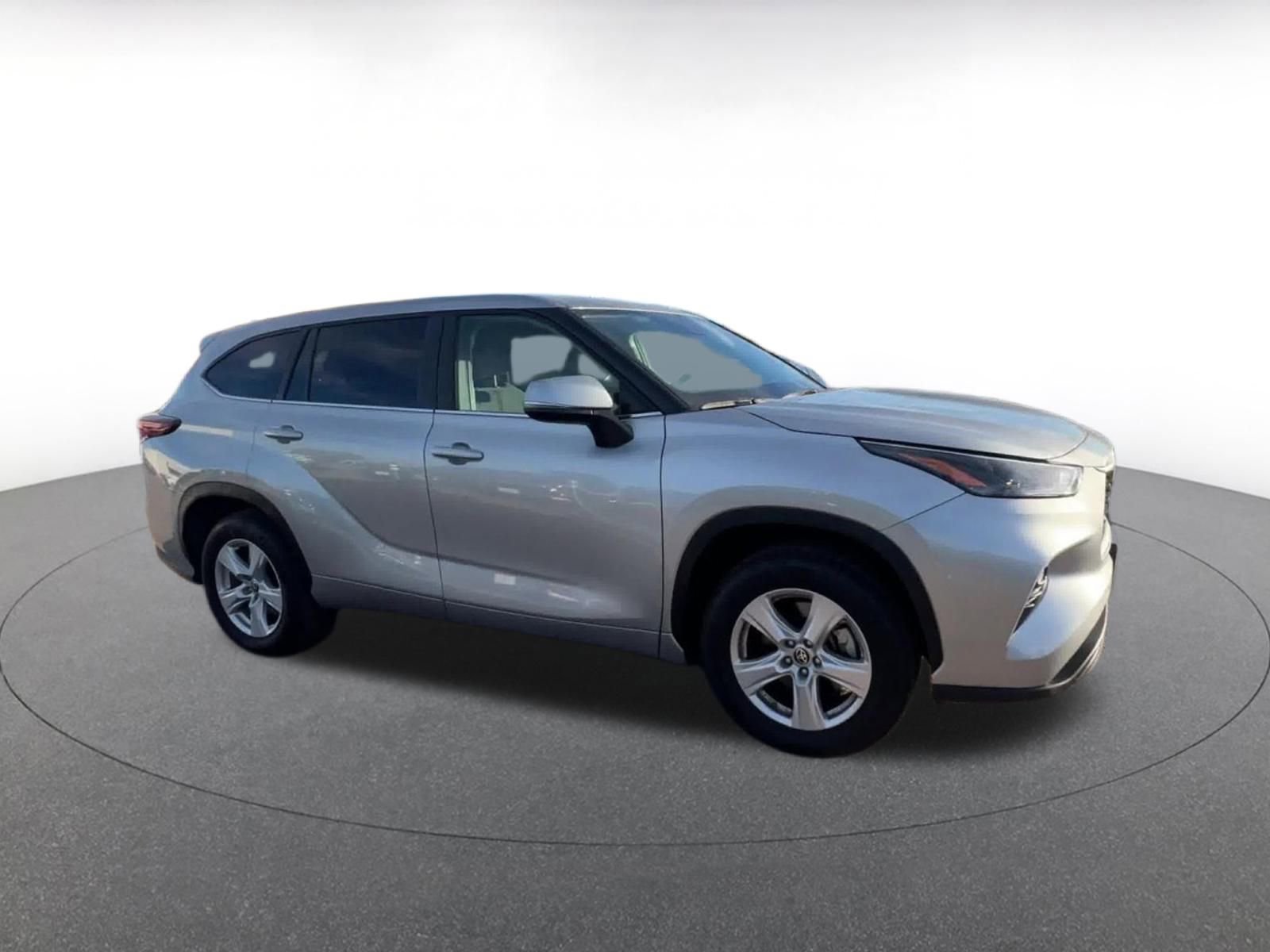 Used 2025 Toyota Highlander LE video 2