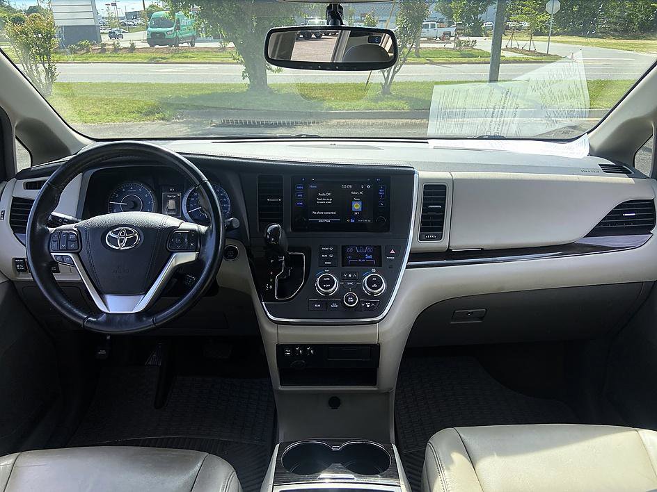 Used 2016 Toyota Sienna XLE FWD image 16