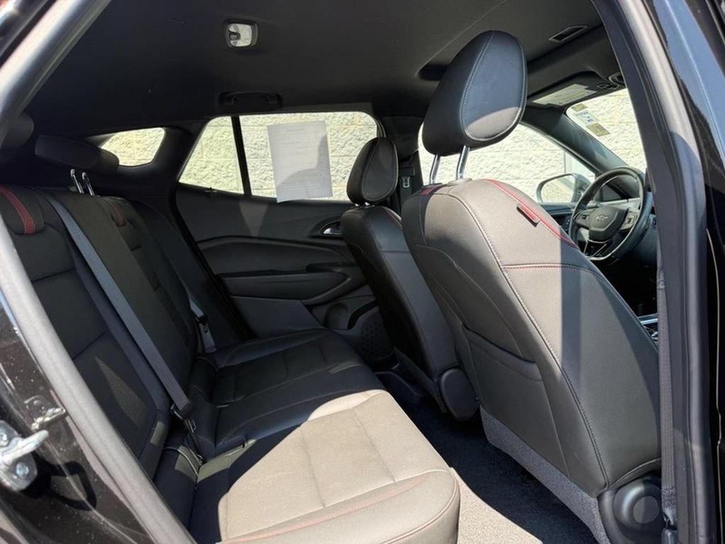 Used 2025 Chevrolet Trax RS w/ Sunroof Package FWD image 14