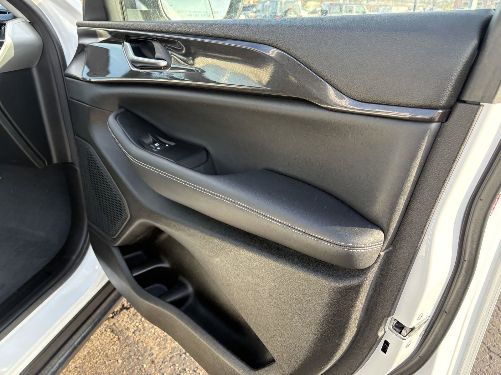 Used 2023 Jeep Grand Cherokee Laredo w/ Luxury Tech Group I image 11