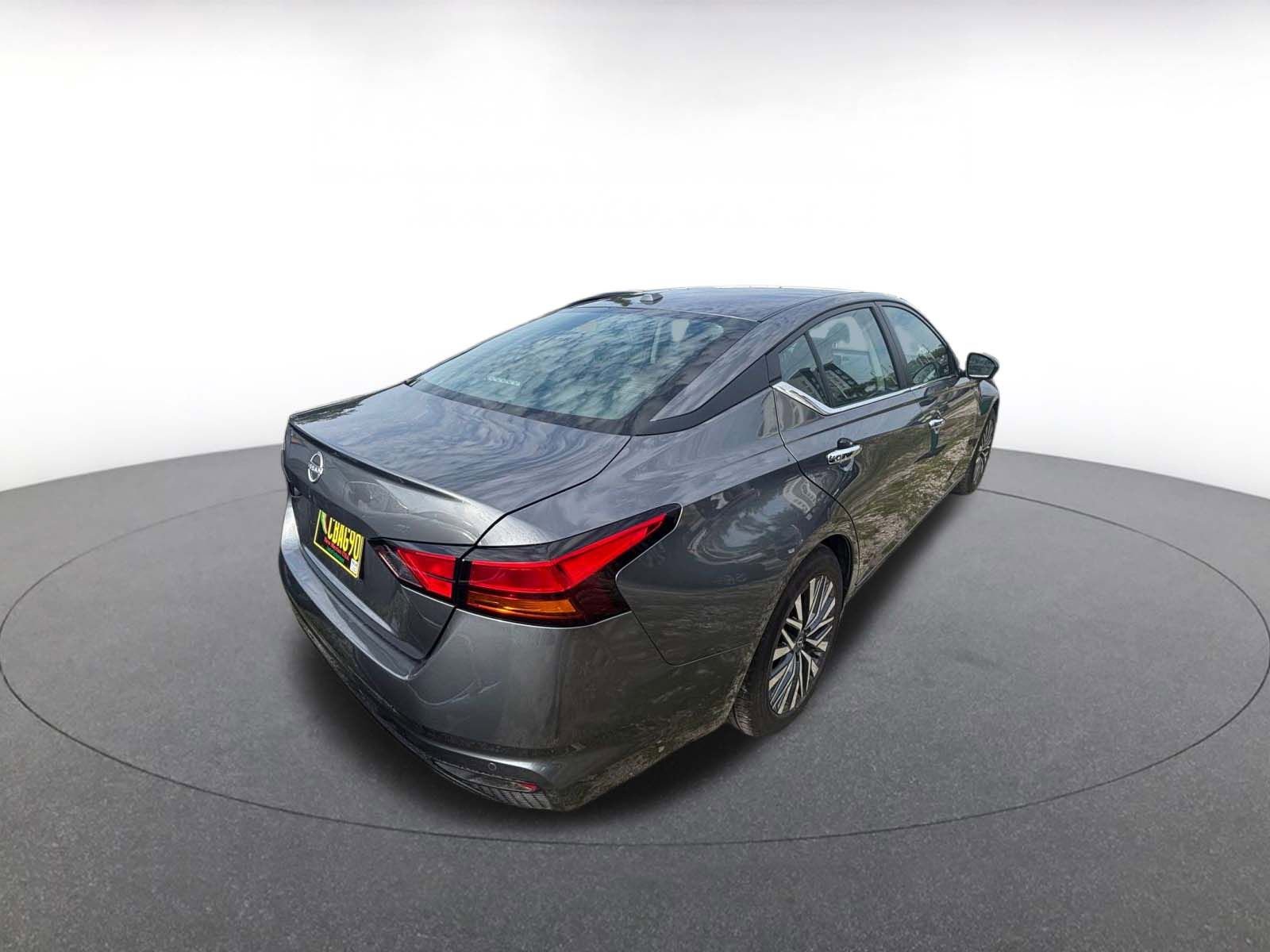 Used 2025 Nissan Altima 2.5 SV FWD image 7