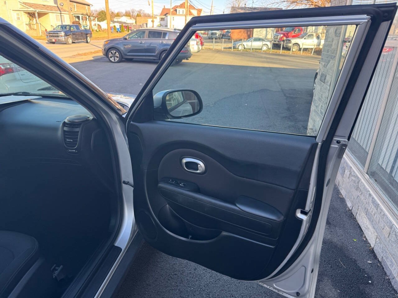 Used 2017 Kia Soul + FWD image 24