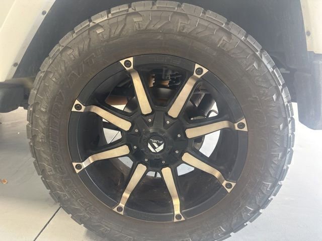 Used 2017 Jeep Wrangler Sahara w/ Connectivity Group image 8