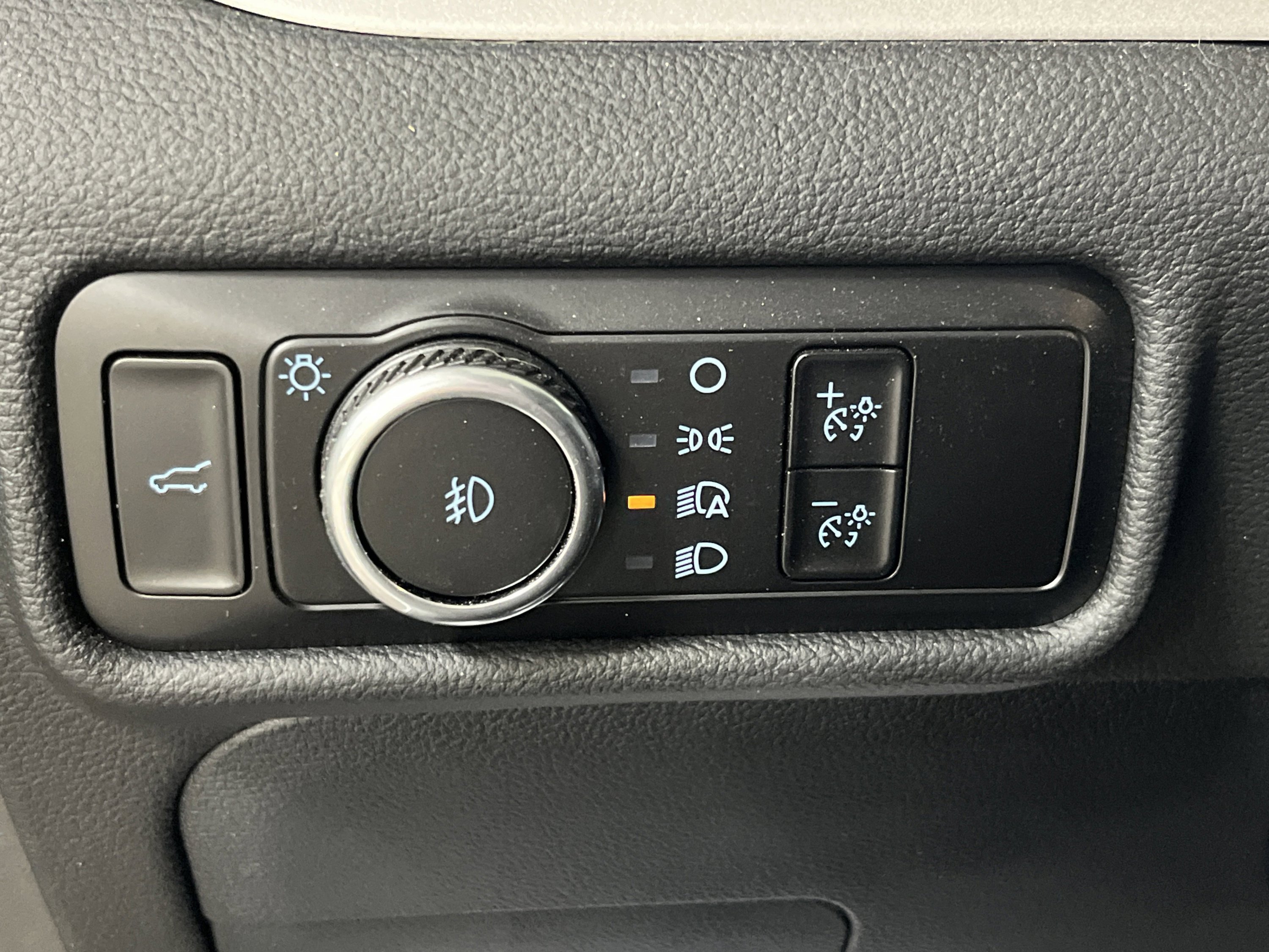 Used 2023 Ford Explorer XLT w/ Equipment Group 202A AWD/4WD image 14