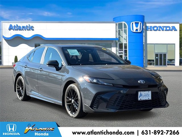 Used 2025 Toyota Camry SE image 1