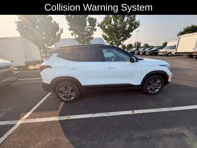 Used 2022 Kia Seltos S AWD/4WD image 2