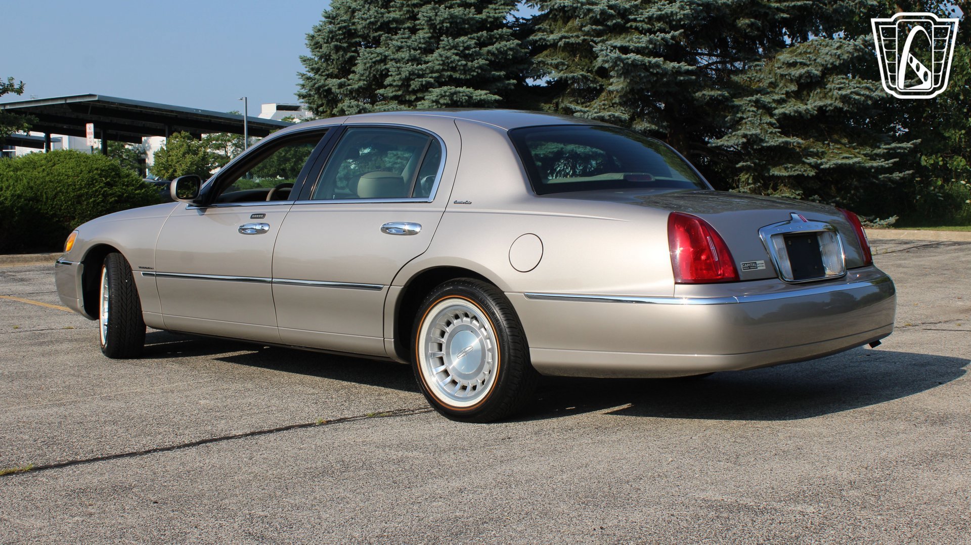 Used 2002 Lincoln Town Car Executive RWD image 3