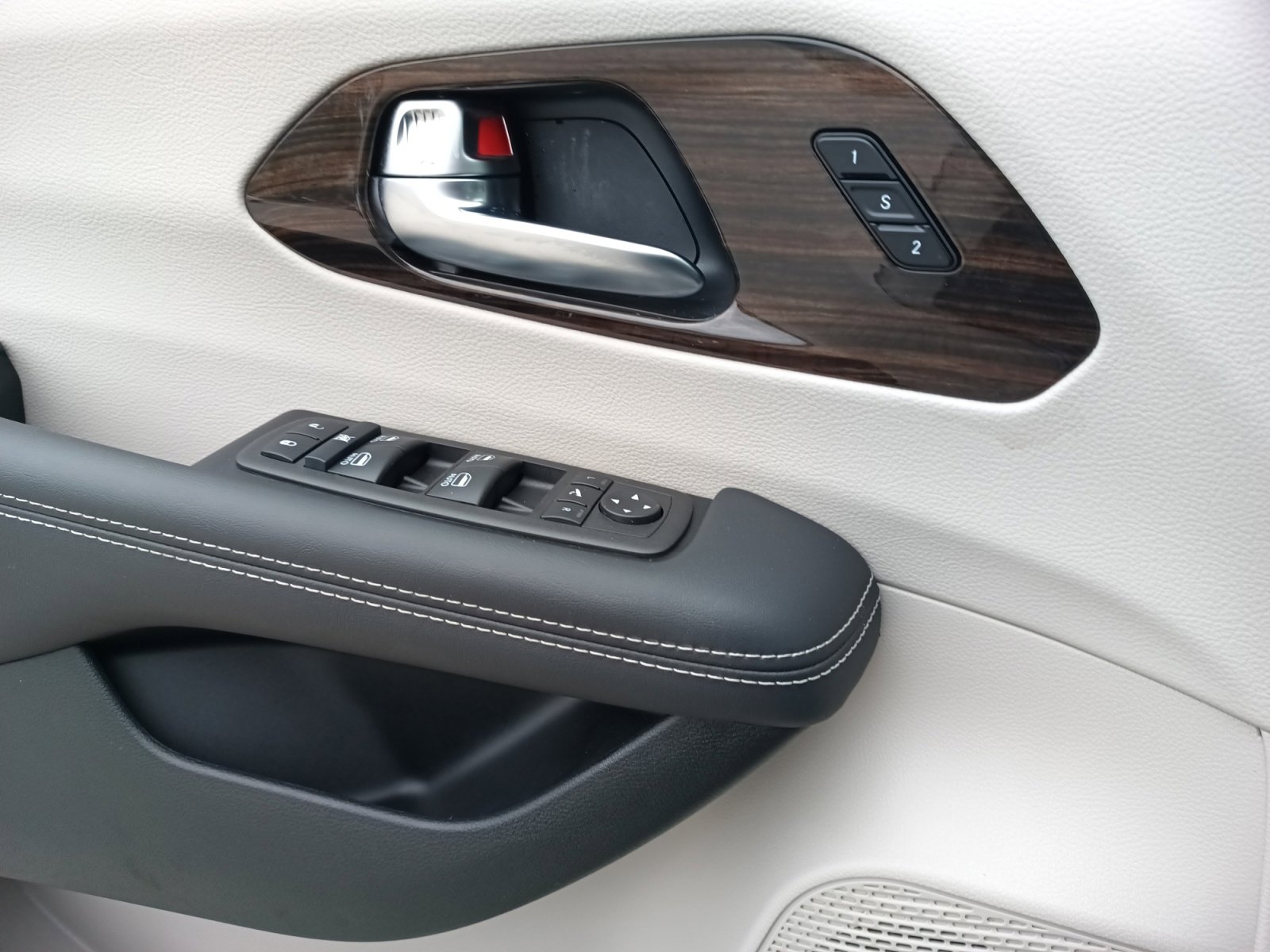 Used 2024 Chrysler Pacifica Limited image 23