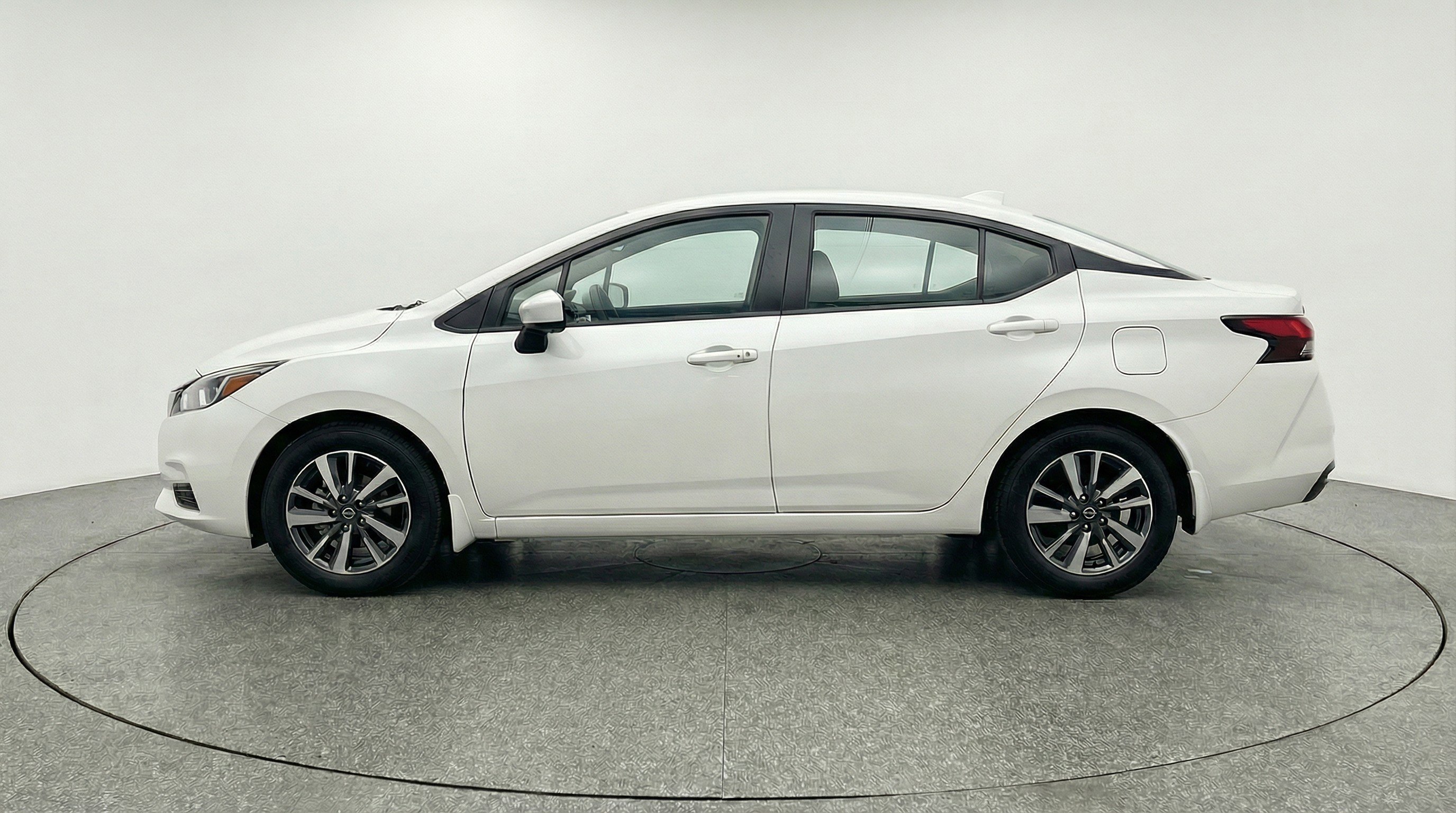 Used 2025 Nissan Versa SV image 5