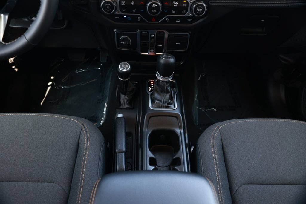Used 2025 Jeep Wrangler Unlimited Sahara w/ Safety Group AWD/4WD image 30