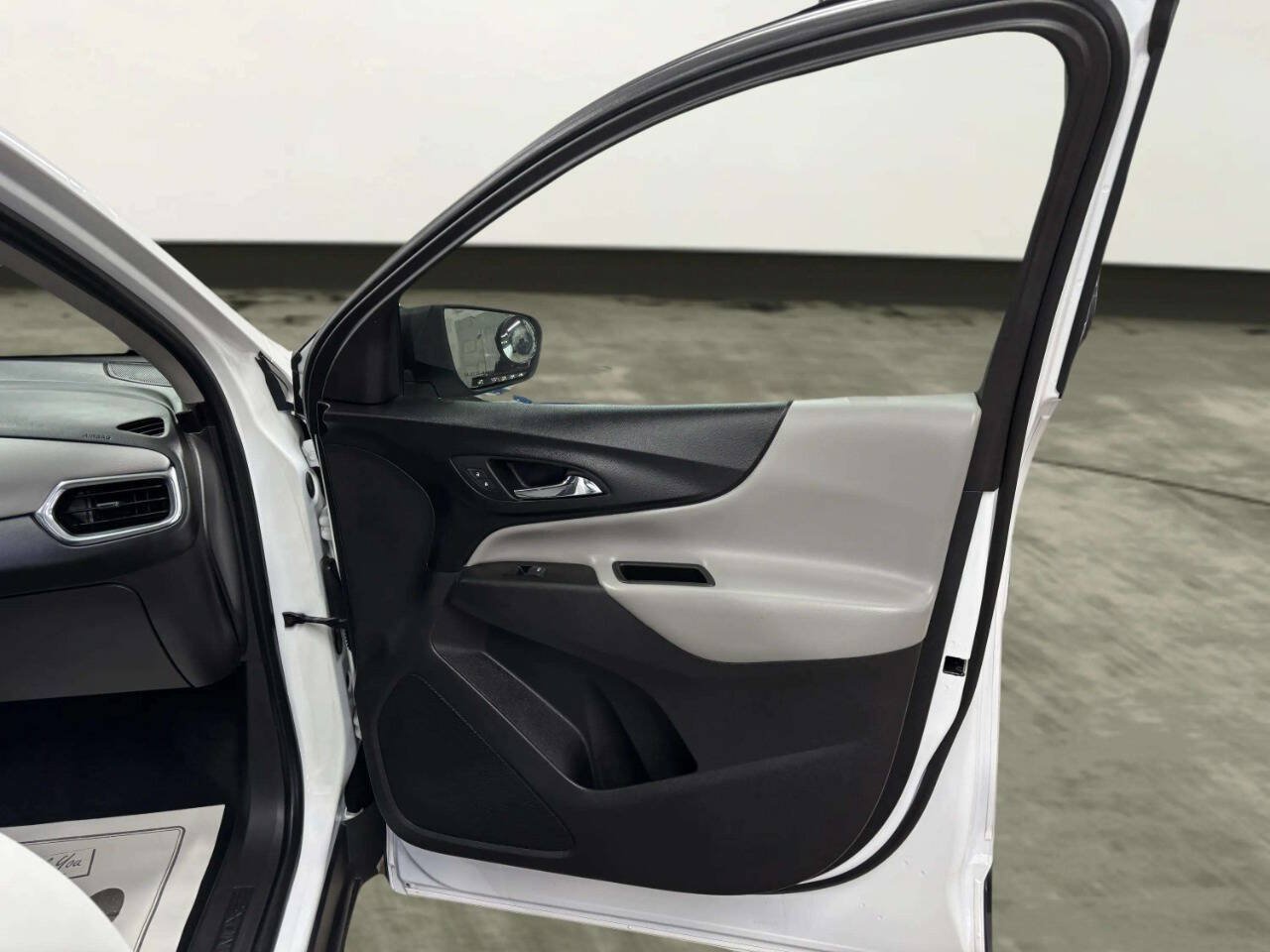 Used 2020 Chevrolet Equinox LS FWD image 20