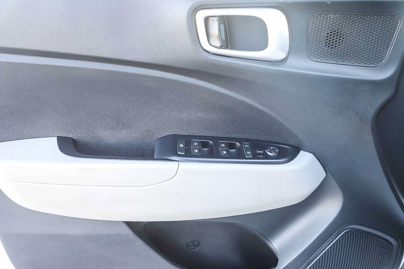 Used 2020 Hyundai Venue SEL w/ Convenience Package FWD image 18