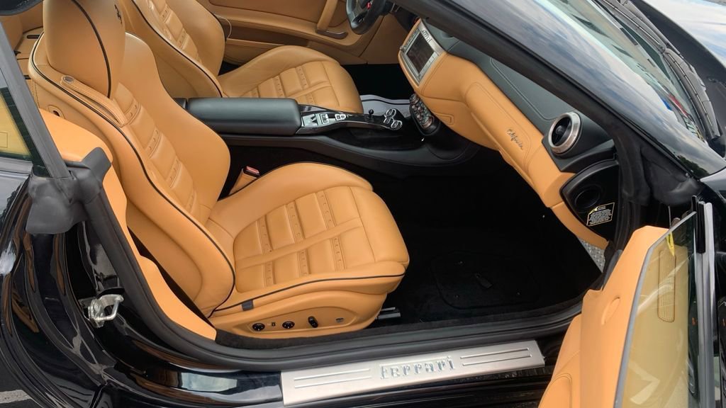 Used 2014 Ferrari California image 12