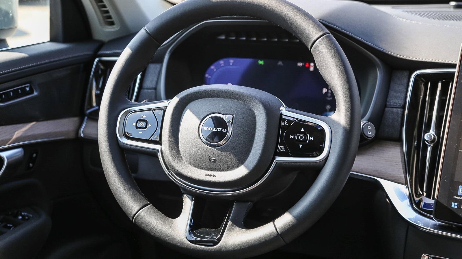 Used 2025 Volvo XC90 B6 Plus w/ Protection Package Premier AWD/4WD image 18