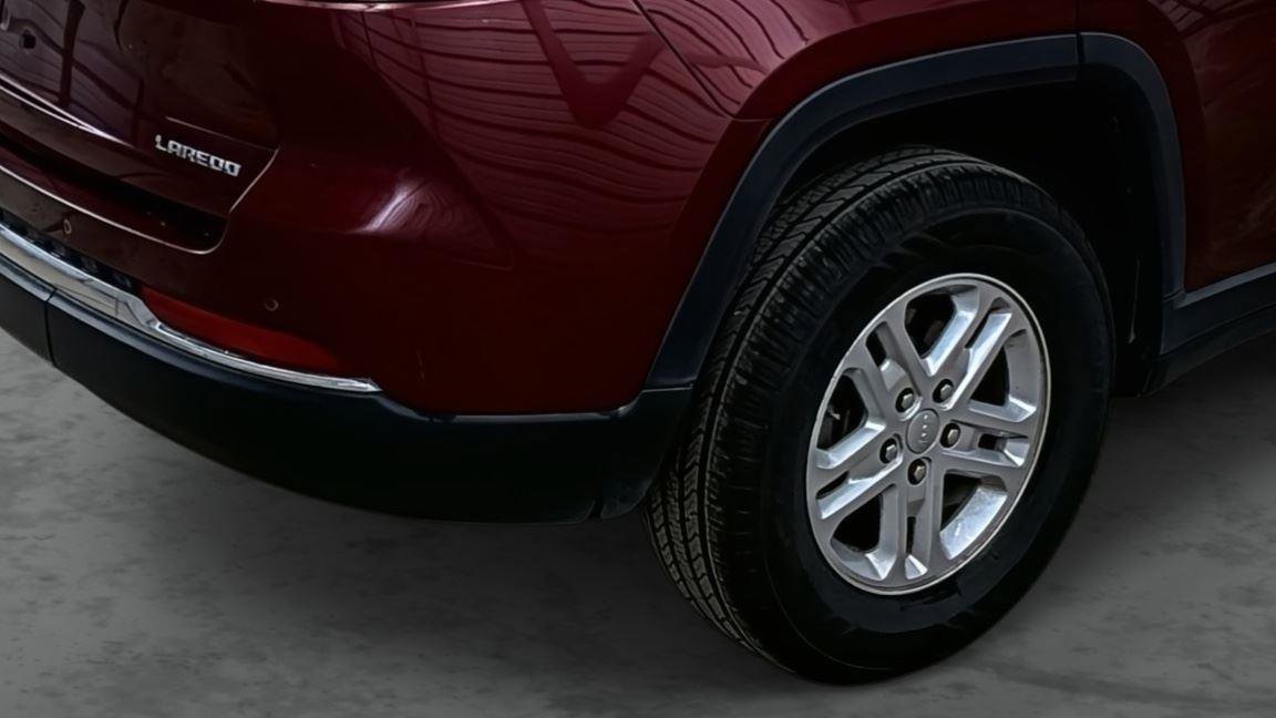 Used 2024 Jeep Grand Cherokee Laredo image 12