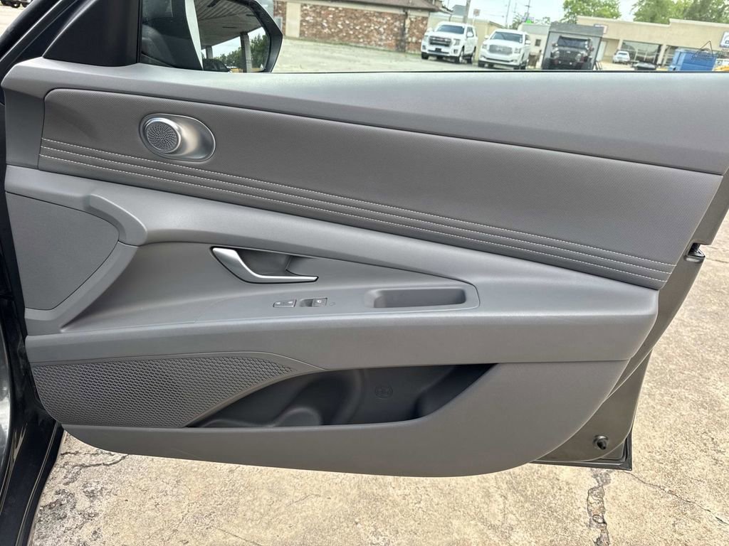 Used 2025 Hyundai Elantra SEL image 25