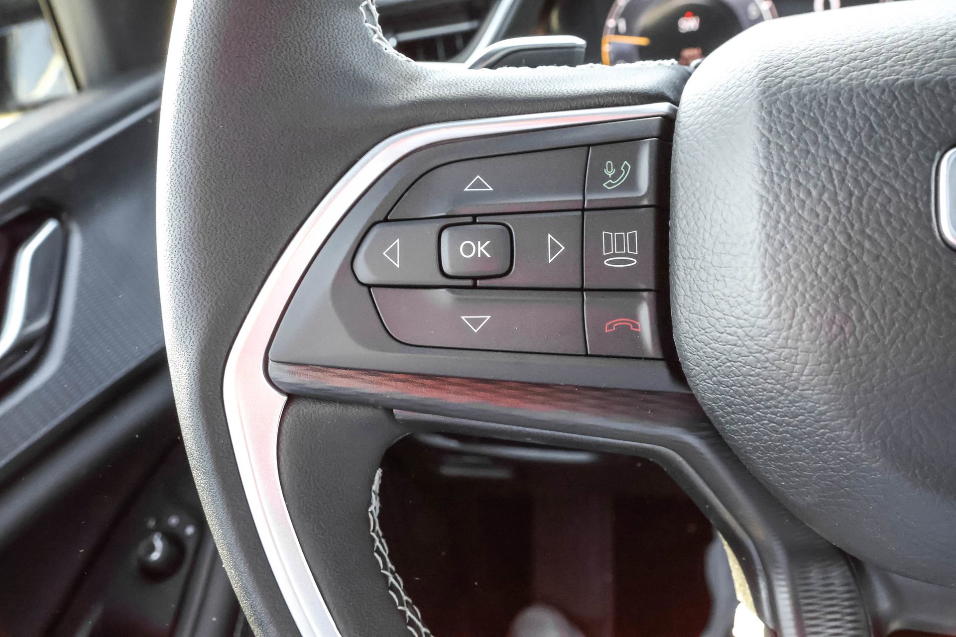 New 2025 Jeep Grand Cherokee Altitude image 24