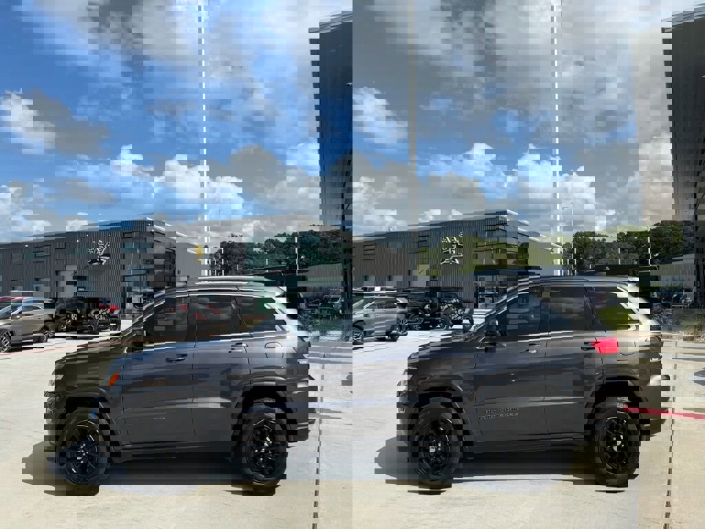 Used 2018 Jeep Grand Cherokee Laredo image 3