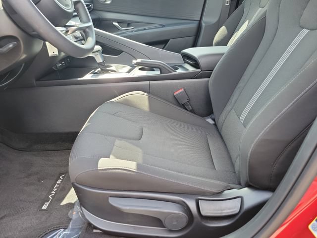 Certified 2025 Hyundai Elantra SE FWD image 14