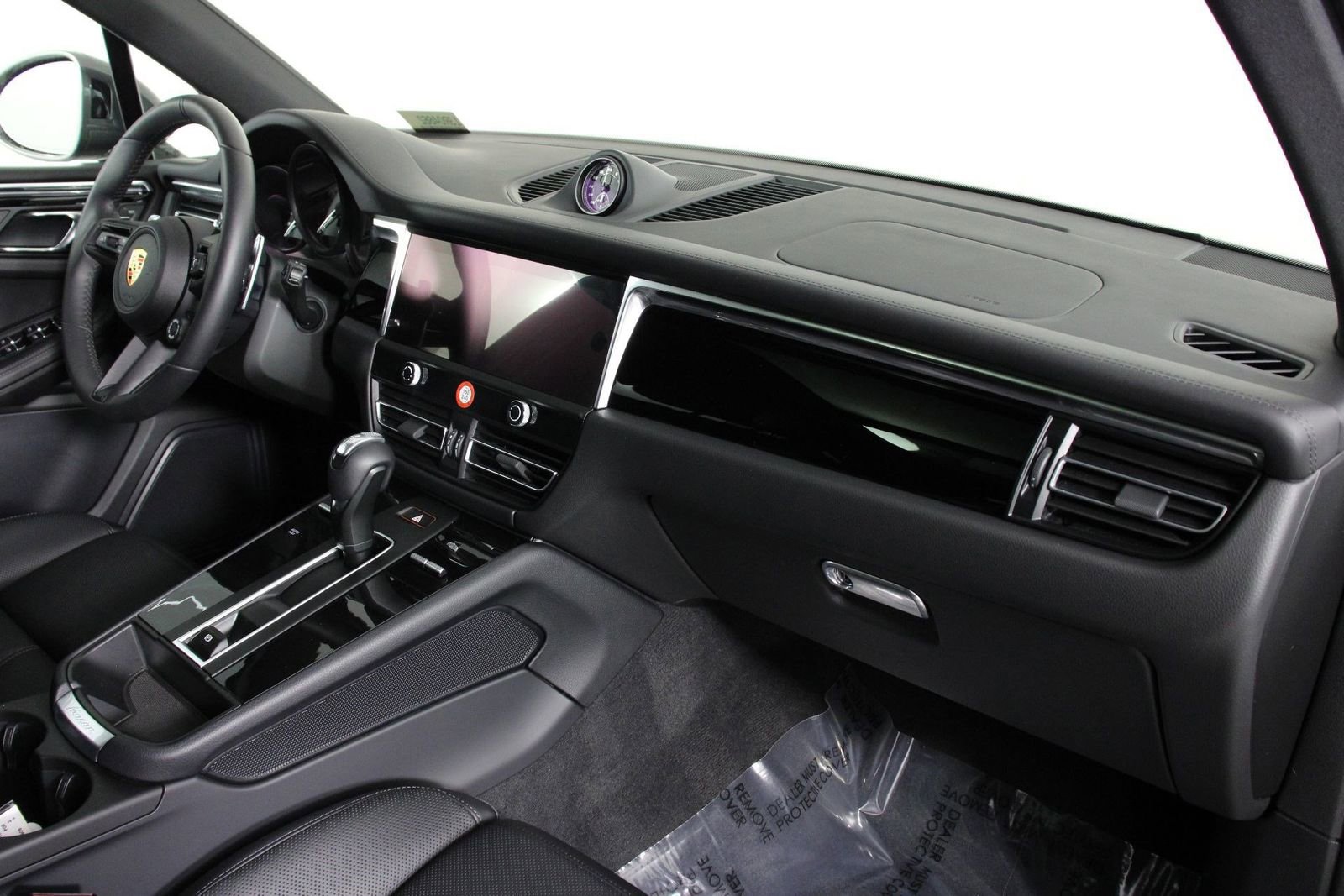 Certified 2025 Porsche Macan Turbo image 24