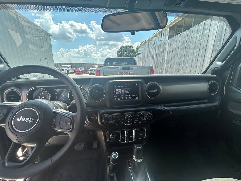 Used 2023 Jeep Gladiator Sport AWD/4WD image 14