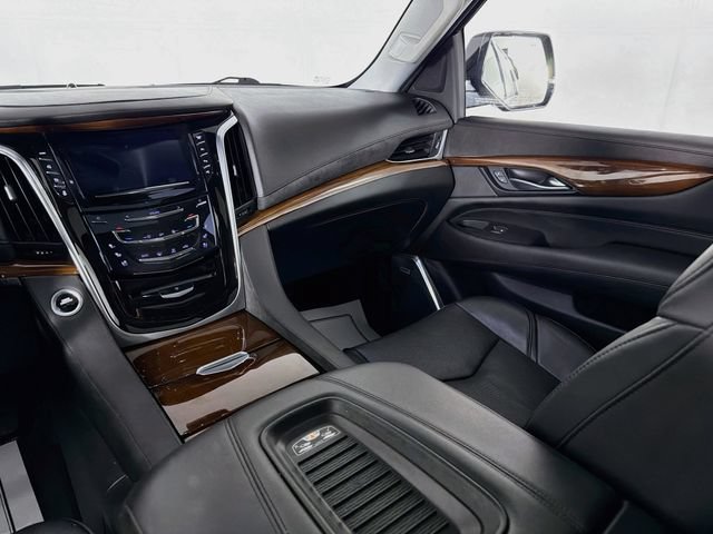 Used 2020 Cadillac Escalade Premium Luxury w/ Escalade Sport Edition AWD/4WD image 25