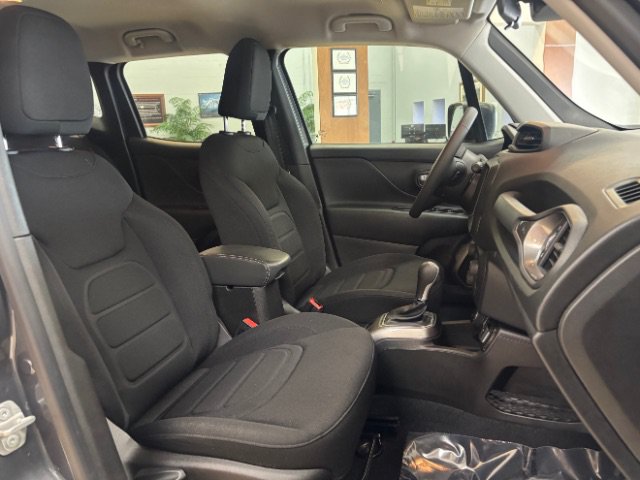 Used 2022 Jeep Renegade Latitude AWD/4WD image 11