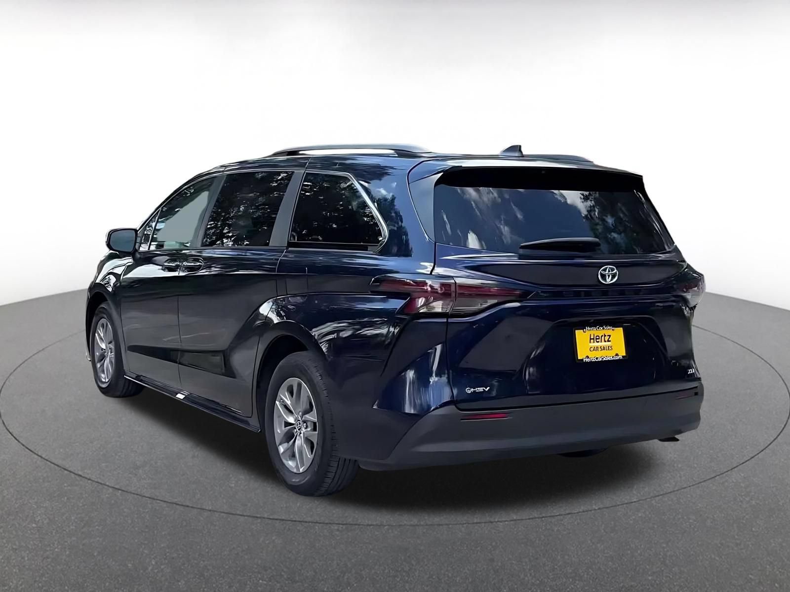 Used 2025 Toyota Sienna XLE FWD image 10