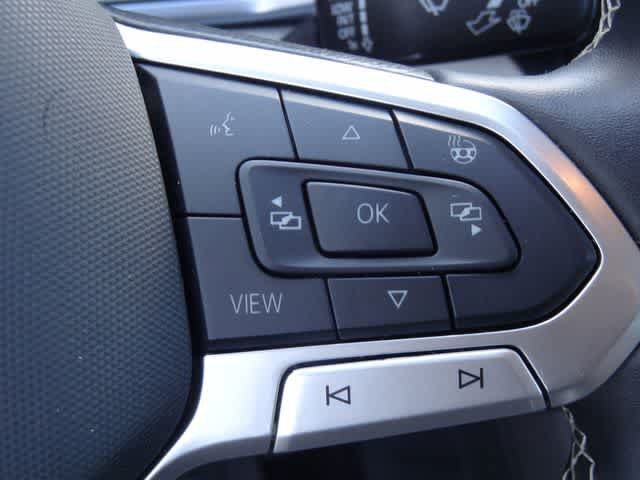 Used 2025 Volkswagen Taos SE FWD image 19
