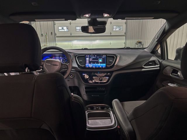 Used 2023 Chrysler Pacifica Touring image 20