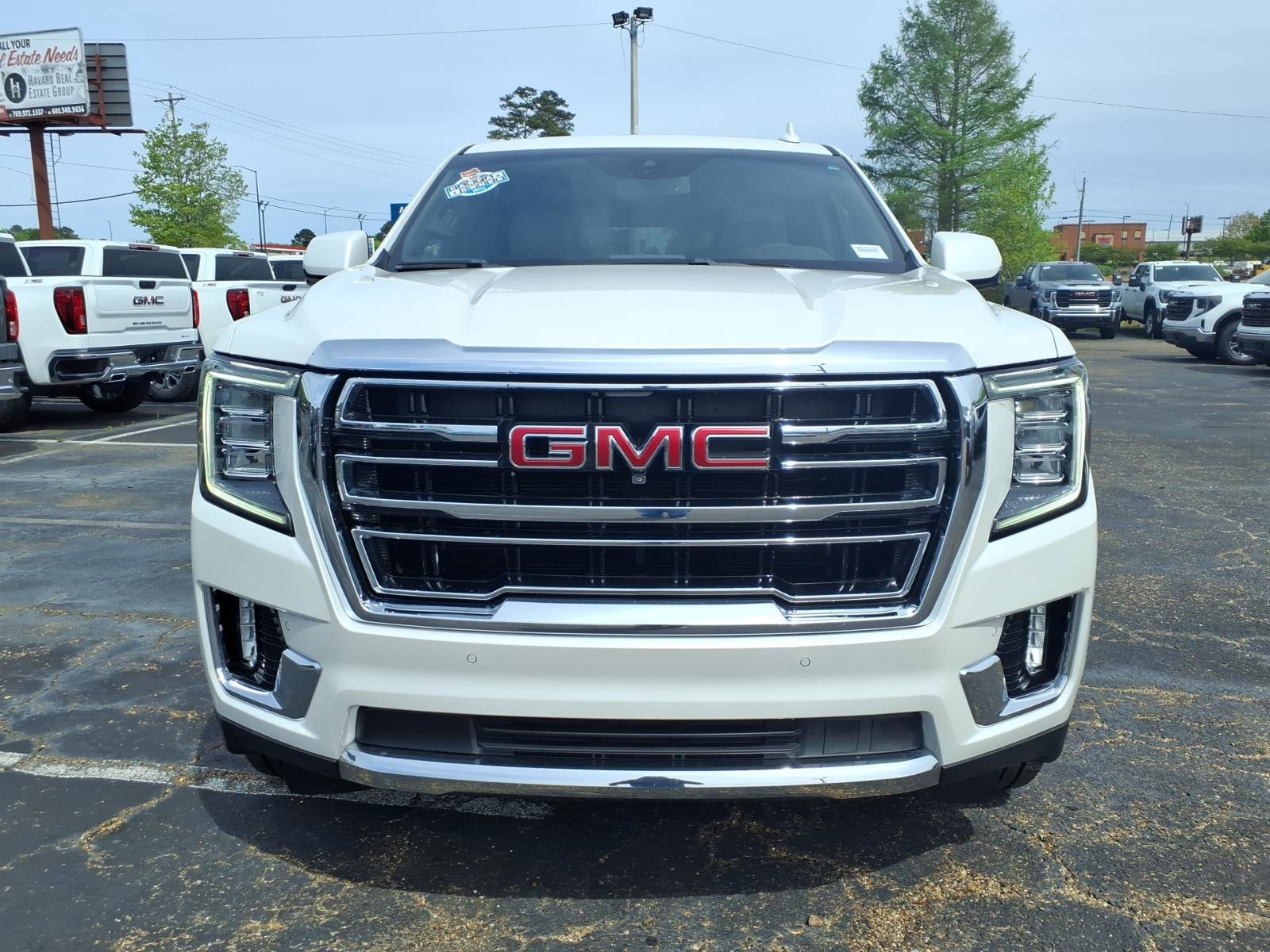 Used 2022 GMC Yukon SLT w/ SLT Premium Package image 2