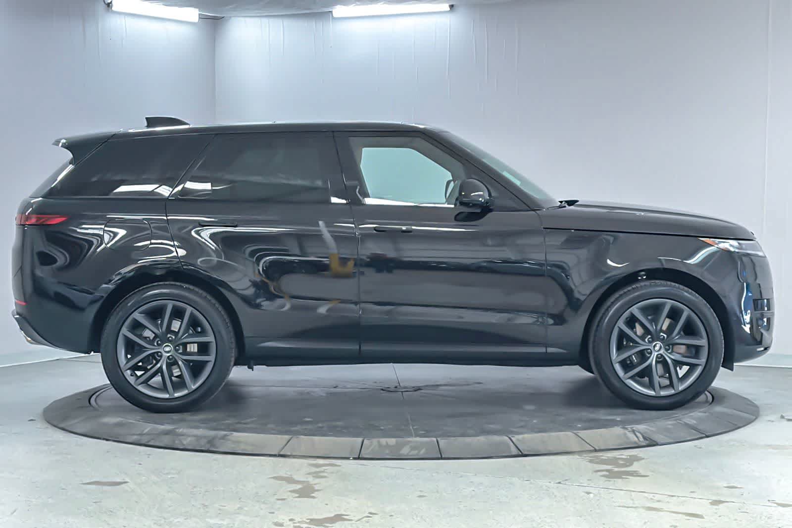 Used 2024 Land Rover Range Rover Sport SE AWD/4WD image 8