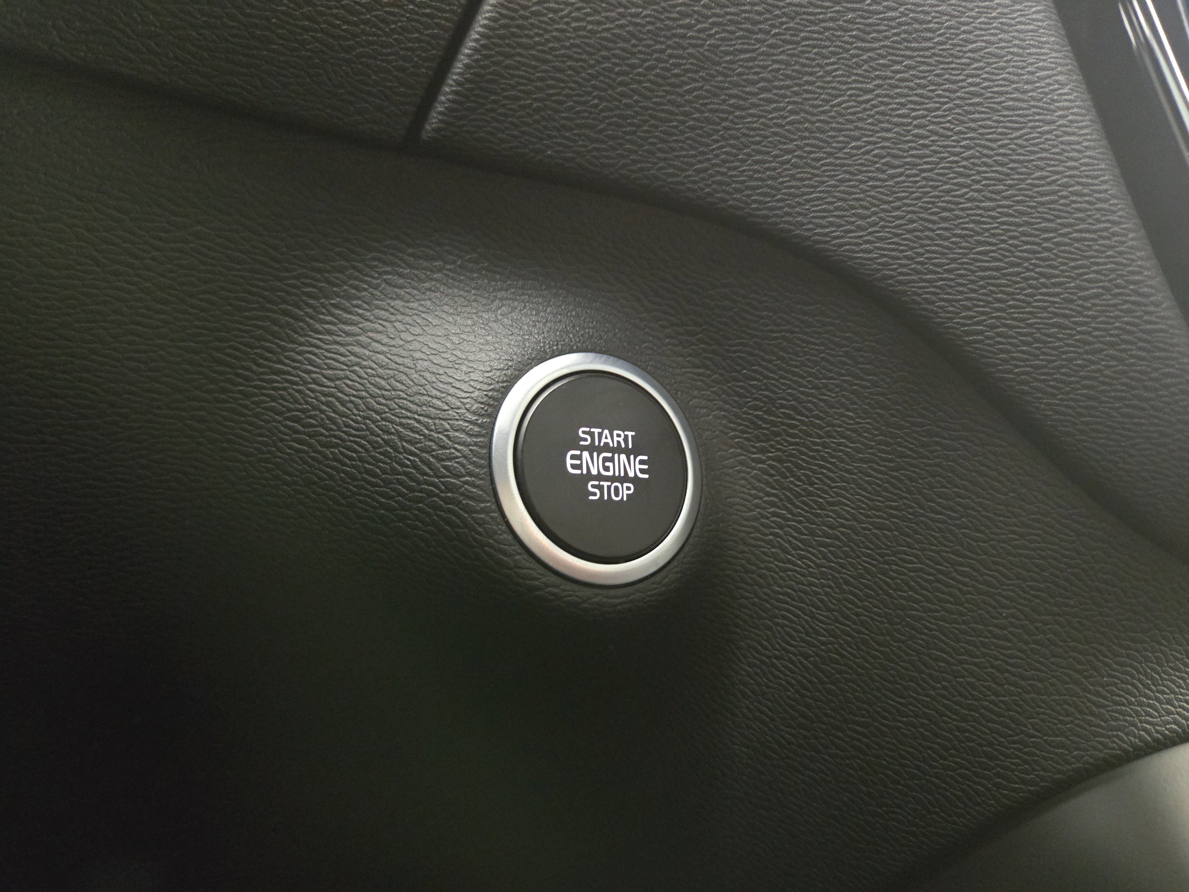 Used 2022 Volvo XC40 T5 R-Design w/ Advanced Package image 25