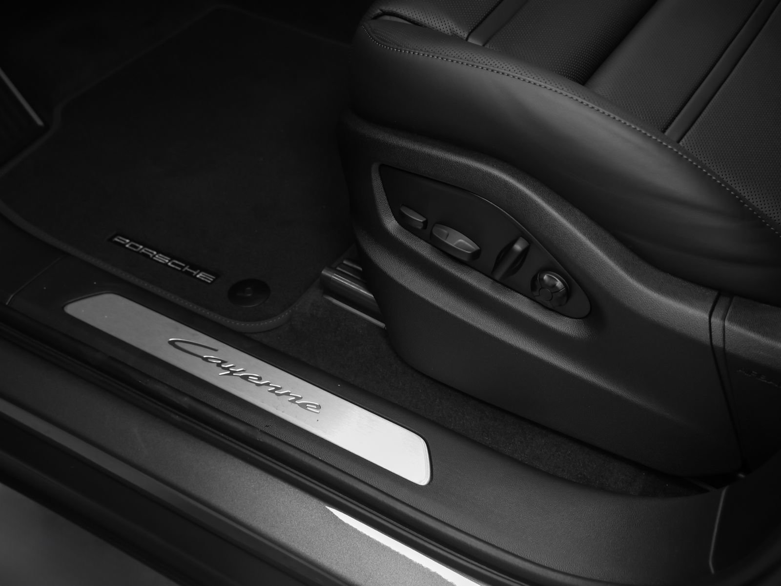 New 2026 Porsche Cayenne E-Hybrid Coupe AWD/4WD image 30