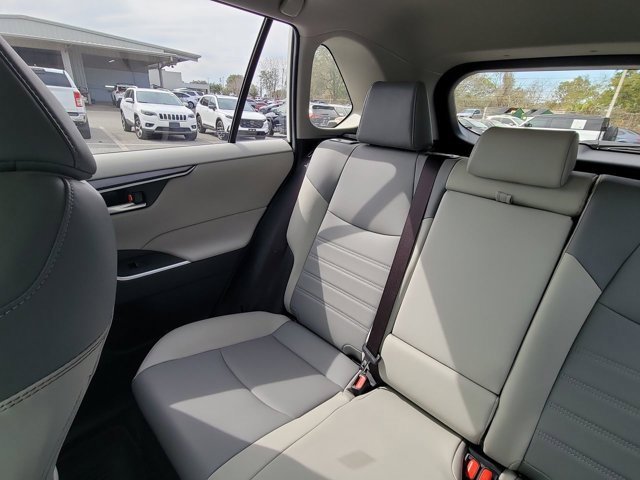 Used 2022 Toyota RAV4 XLE Premium image 4