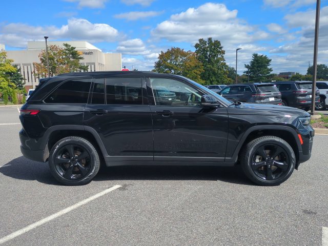 Used 2023 Jeep Grand Cherokee Limited w/ Black Appearance Package AWD/4WD image 3