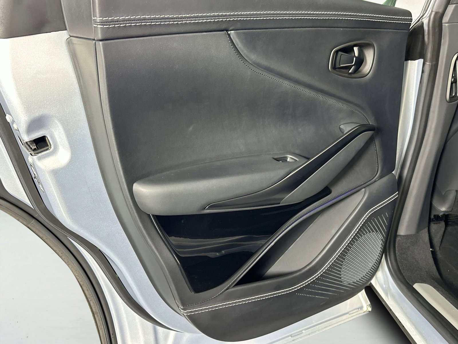 Used 2023 Aston Martin DBX image 30