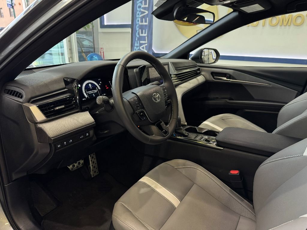 Used 2025 Toyota Camry SE image 21