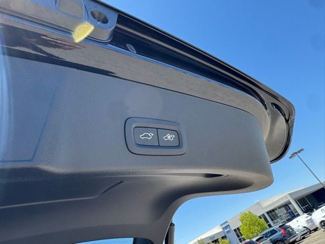 Certified 2025 Volvo XC40 B5 Core w/ Climate Package AWD/4WD image 8
